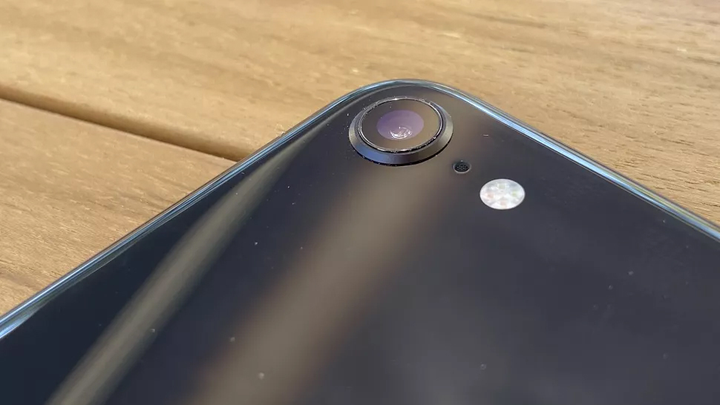 iPhone SE 2022 giá rẻ ra mắt, chip mạnh ngang iPhone 13 - 2