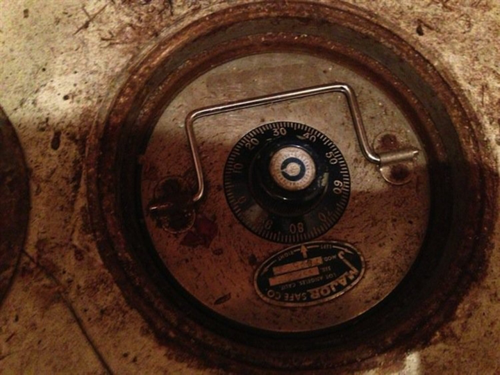 Dọn nhà để bán, anh chàng không dám tin khi phát hiện thứ nằm dưới tấm thảm cũ - 3