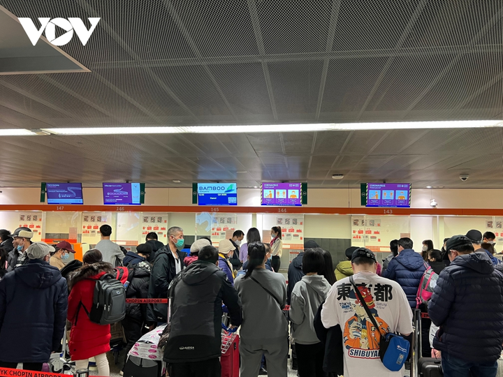 Gần 300 người Việt sơ tán khỏi Ukraine lên máy bay từ Ba Lan về nước - 2