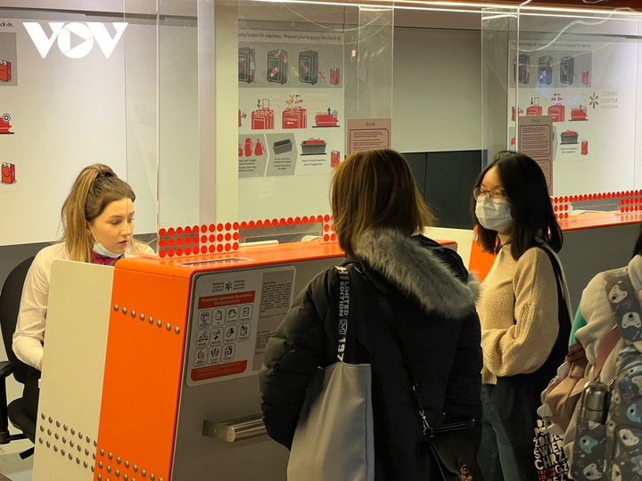 Gần 300 người Việt sơ tán khỏi Ukraine lên máy bay từ Ba Lan về nước - 3