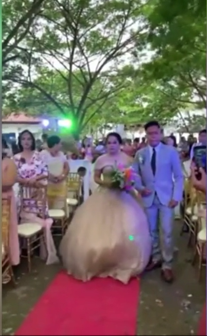 Đang cử hành lễ cưới, cảnh tượng lạ dưới váy cô dâu làm ai nấy đứng hình 5 giây - 4