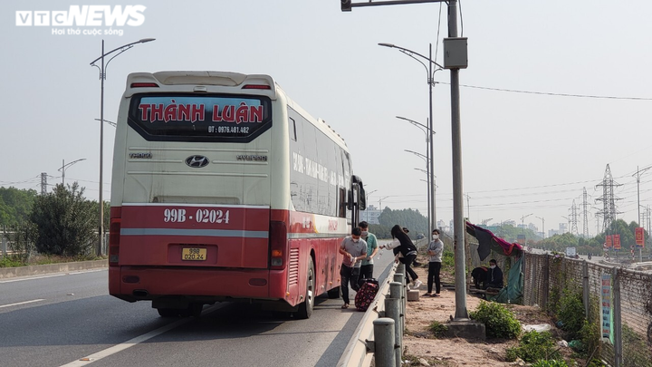 Dân liều mạng xé rào cao tốc Bắc Giang-Hà Nội để sang đường, bắt xe khách - 4