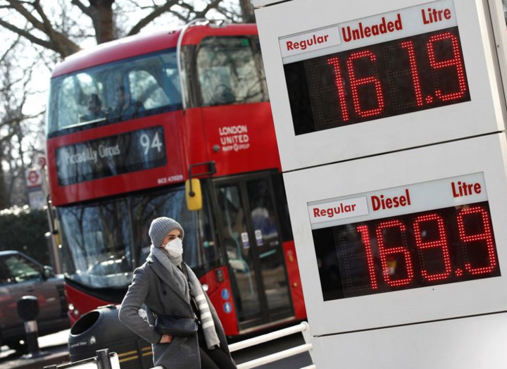 Người dân châu Âu khốn khổ vì giá xăng tăng - 1