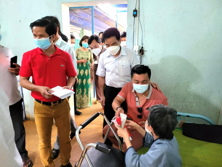 Lý Hùng làm nghề 30 năm không vướng scandal, tuổi trung niên êm đềm bên mẹ - 6