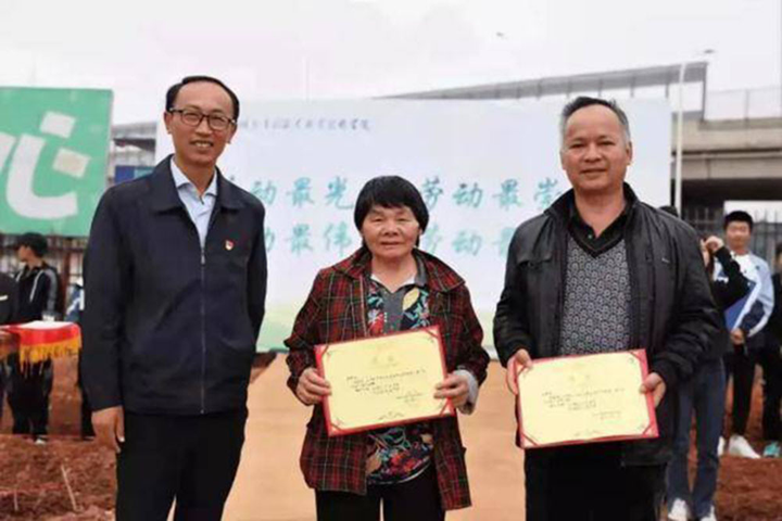 Bà lao công mới học hết lớp 4 trở thành giảng viên gây sốt mạng - 1