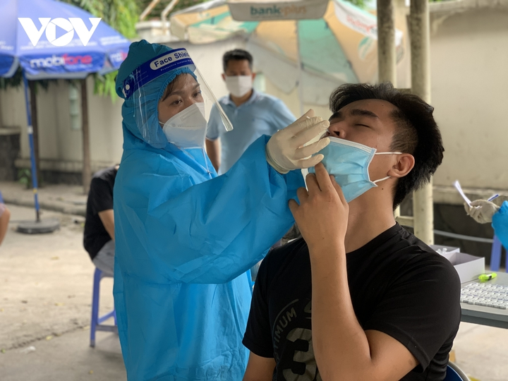 Nhiều bệnh viện lo thiếu nhân lực do y, bác sĩ mắc COVID-19 - 1