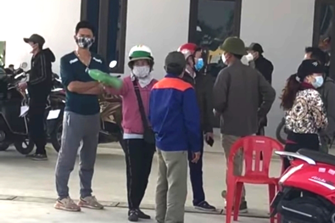 Dân tá hoả khi mua xăng nhưng được đổ toàn nước lã ở Hải Dương - 2