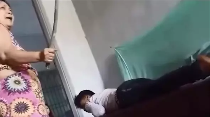 Con trai 27 tuổi bị mẹ bắt nằm sấp đánh đòn, dân mạng rưng rưng khi biết lý do - 2