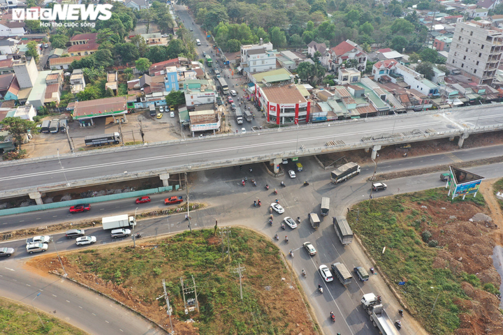 Ảnh: Trụ đèn trên cầu vượt Dầu Giây được xây dựng kiểu 'khó hiểu' - 1