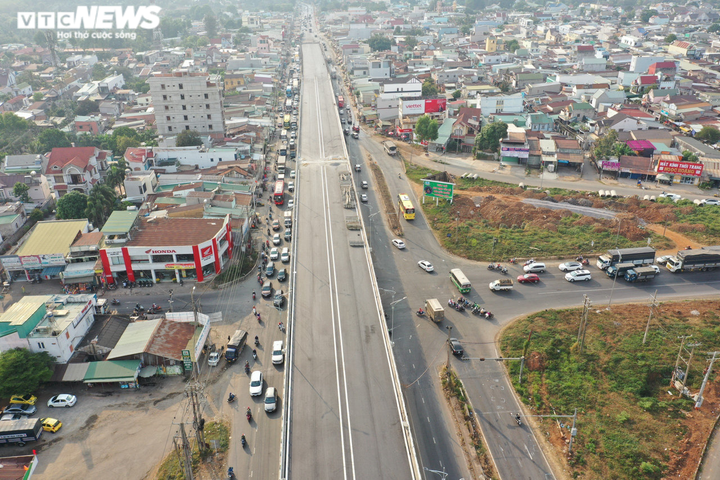 Ảnh: Trụ đèn trên cầu vượt Dầu Giây được xây dựng kiểu 'khó hiểu' - 9