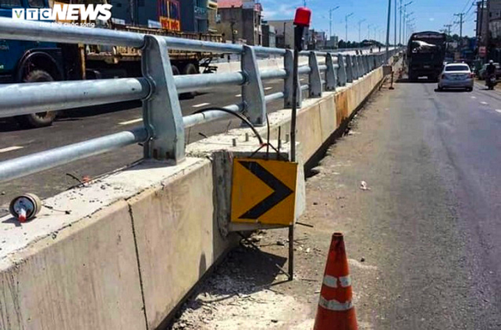 Ảnh: Trụ đèn trên cầu vượt Dầu Giây được xây dựng kiểu 'khó hiểu' - 7