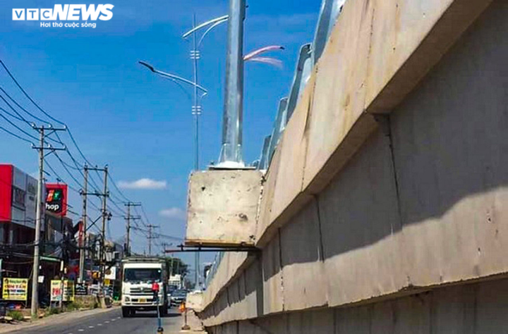 Ảnh: Trụ đèn trên cầu vượt Dầu Giây được xây dựng kiểu 'khó hiểu' - 5