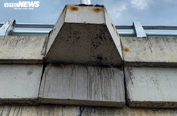 Ảnh: Trụ đèn trên cầu vượt Dầu Giây được xây dựng kiểu 'khó hiểu' - 6