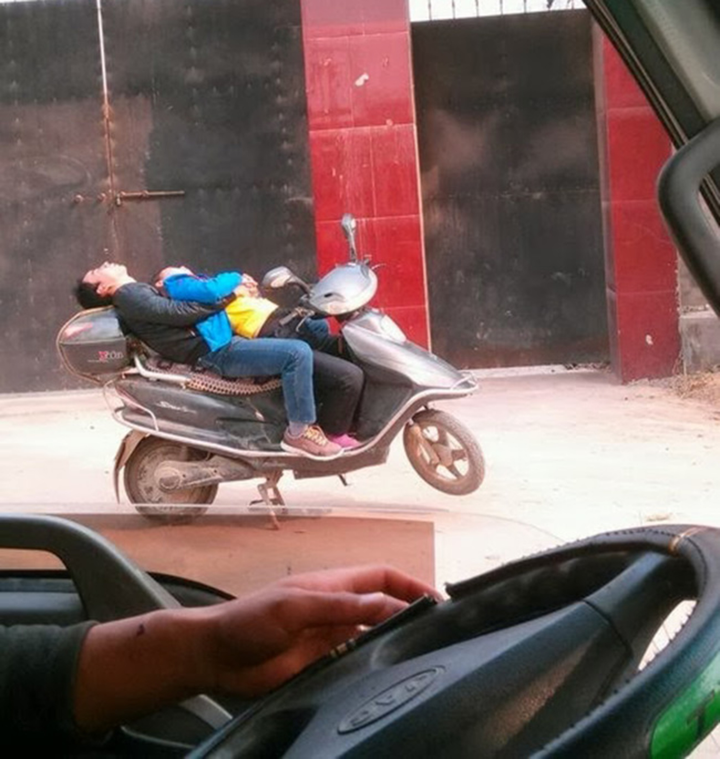 Dính ‘lời nguyền tình yêu’, giới trẻ thi nhau thể hiện các trò yêu đương kỳ quặc - 6