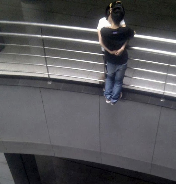 Dính ‘lời nguyền tình yêu’, giới trẻ thi nhau thể hiện các trò yêu đương kỳ quặc - 10