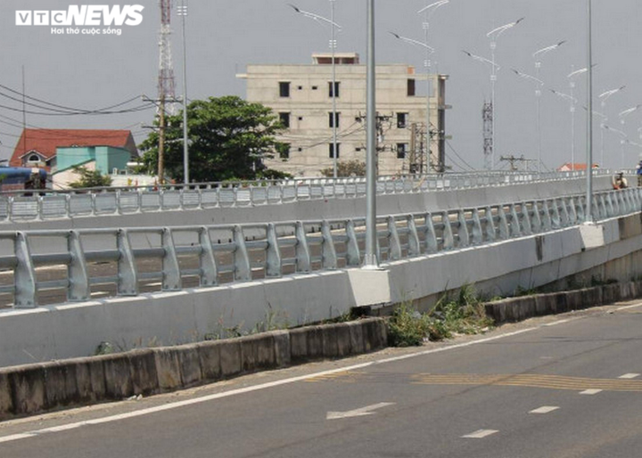 Ảnh: Trụ đèn trên cầu vượt Dầu Giây được xây dựng kiểu 'khó hiểu' - 3