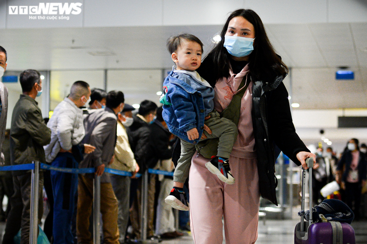 Ảnh: Kiều bào từ Ukraine òa khóc trong vòng tay người thân khi về nước an toàn - 12