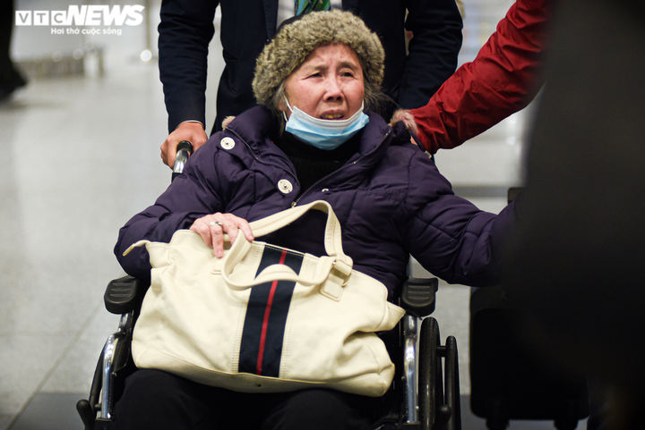 Ảnh: Kiều bào từ Ukraine òa khóc trong vòng tay người thân khi về nước an toàn - 4