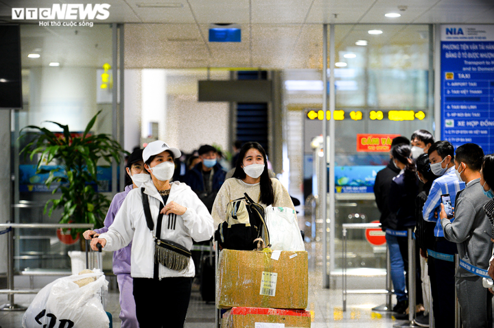 Ảnh: Kiều bào từ Ukraine òa khóc trong vòng tay người thân khi về nước an toàn - 6