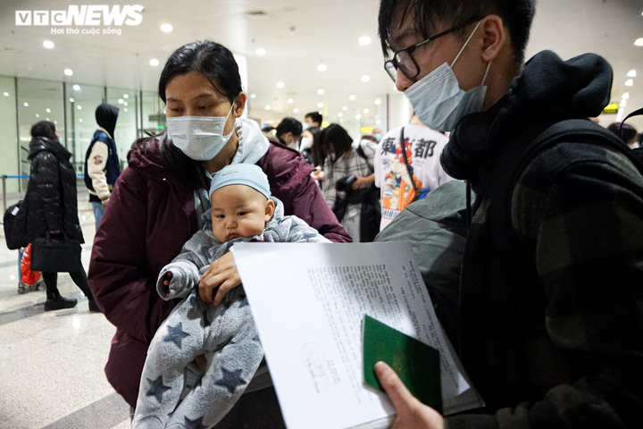 Ảnh: Kiều bào từ Ukraine òa khóc trong vòng tay người thân khi về nước an toàn - 5