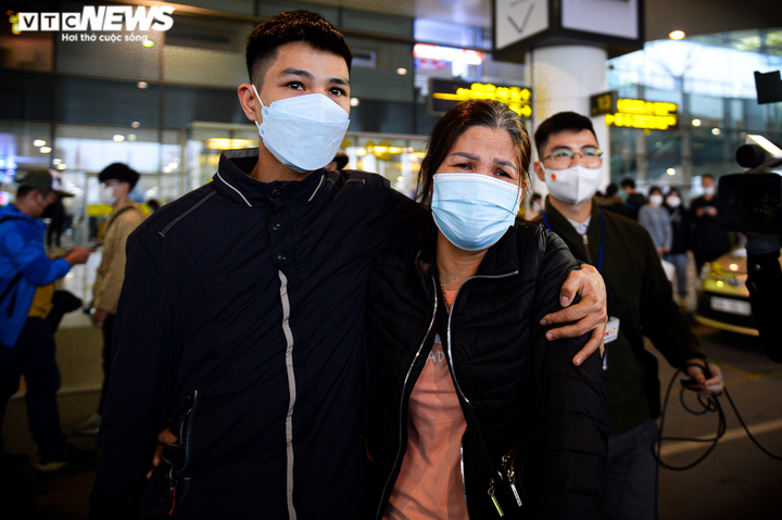 Ảnh: Kiều bào từ Ukraine òa khóc trong vòng tay người thân khi về nước an toàn - 11