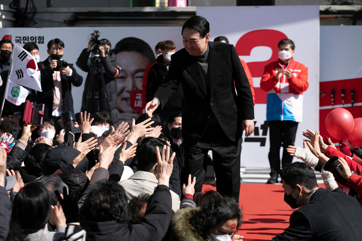 Tân Tổng thống Hàn Quốc sẽ tạo ra sự khác biệt với chính quyền ông Moon Jae-in? - 2