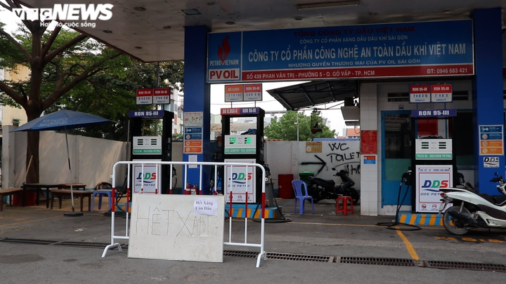 Cây xăng ở Hà Nội đông nghịt khách, TP.HCM nhiều cửa hàng treo biển hết xăng - 10