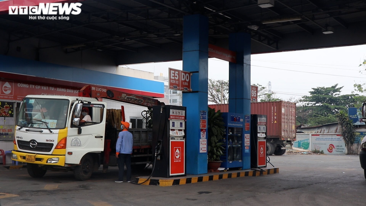 Cây xăng ở Hà Nội đông nghịt khách, TP.HCM nhiều cửa hàng treo biển hết xăng - 11