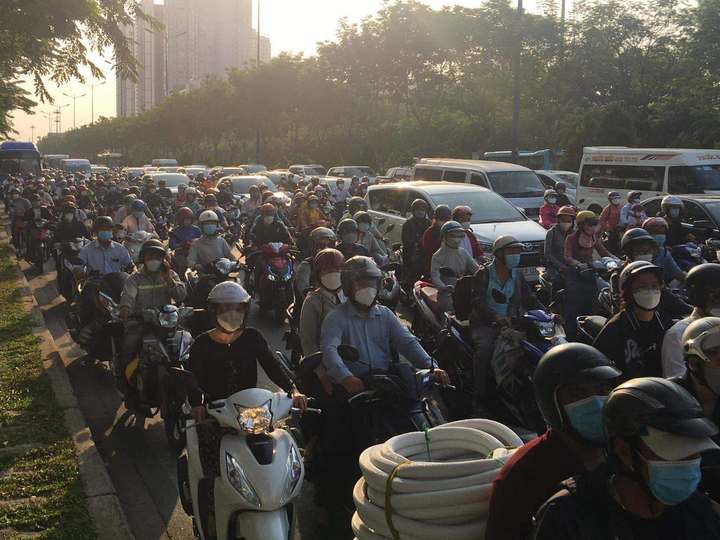 TP.HCM: Xe khách Thành Bưởi nát bươm sau cú tông vào đuôi xe bồn tưới cây - 3