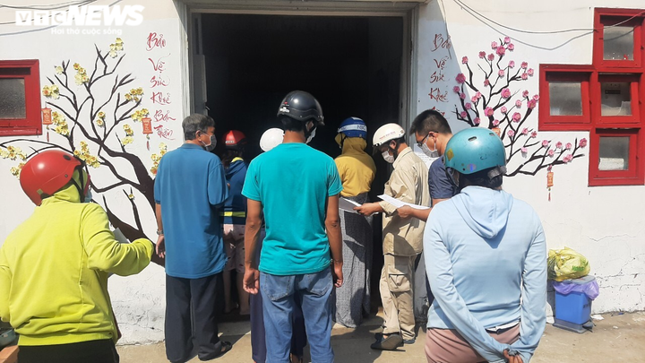 TP.HCM: Người dân chen chúc chờ xác nhận khỏi bệnh, trạm y tế vùng ven quá tải - 1