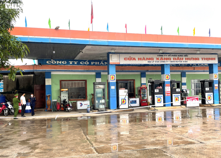 Dân xách thùng, can đi mua trước giờ xăng tăng giá, nhiều nơi báo hết hàng - 19