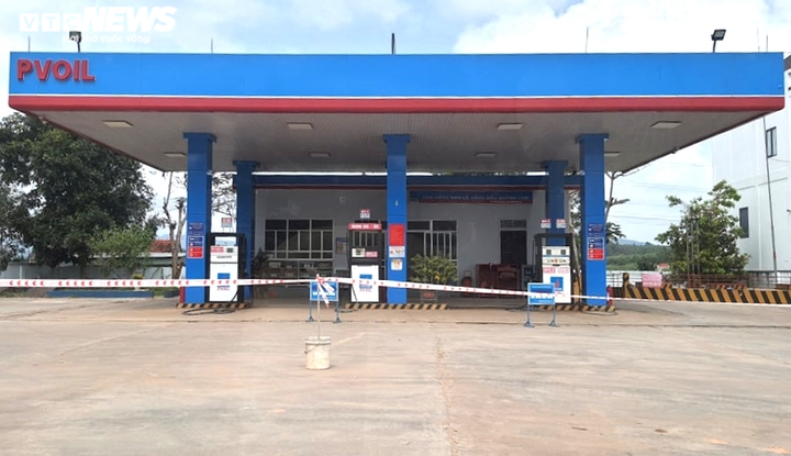 Dân xách thùng, can đi mua trước giờ xăng tăng giá, nhiều nơi báo hết hàng - 20