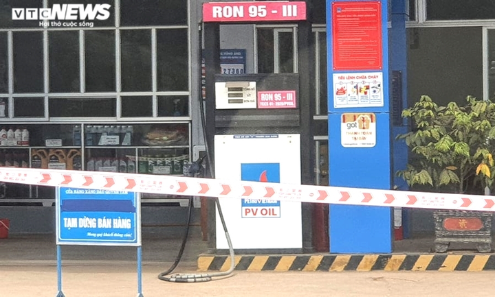 Dân xách thùng, can đi mua trước giờ xăng tăng giá, nhiều nơi báo hết hàng - 21