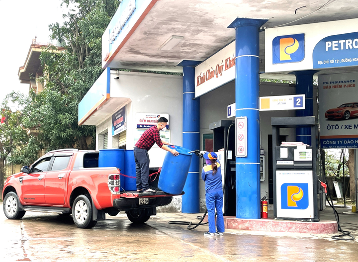 Dân xách thùng, can đi mua trước giờ xăng tăng giá, nhiều nơi báo hết hàng - 18