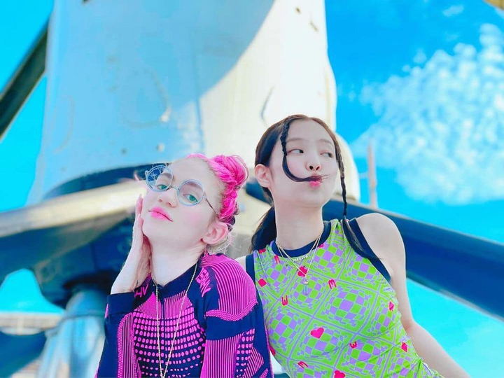 Tình bạn giữa Jennie (BLACKPINK) và nữ ca sĩ từng 2 lần sinh con cho Elon Musk - 1