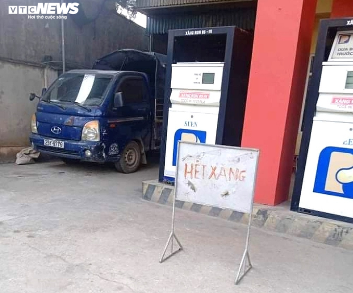 Dân xách thùng, can đi mua trước giờ xăng tăng giá, nhiều nơi báo hết hàng - 22