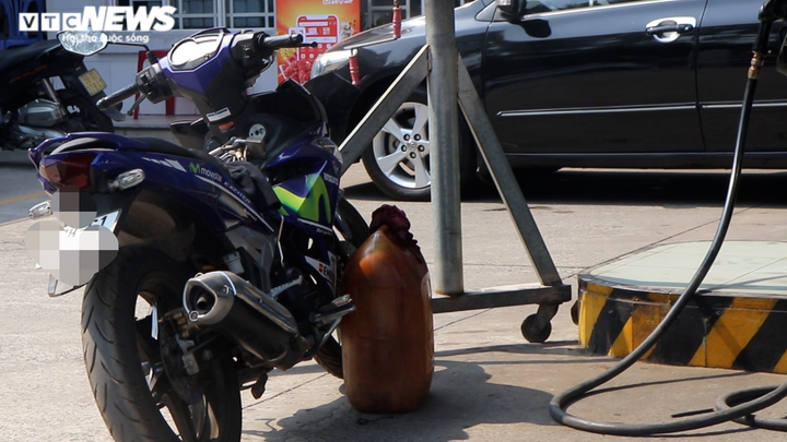 Dân xách thùng, can đi mua trước giờ xăng tăng giá, nhiều nơi báo hết hàng - 1