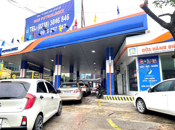 Dân xách thùng, can đi mua trước giờ xăng tăng giá, nhiều nơi báo hết hàng - 17