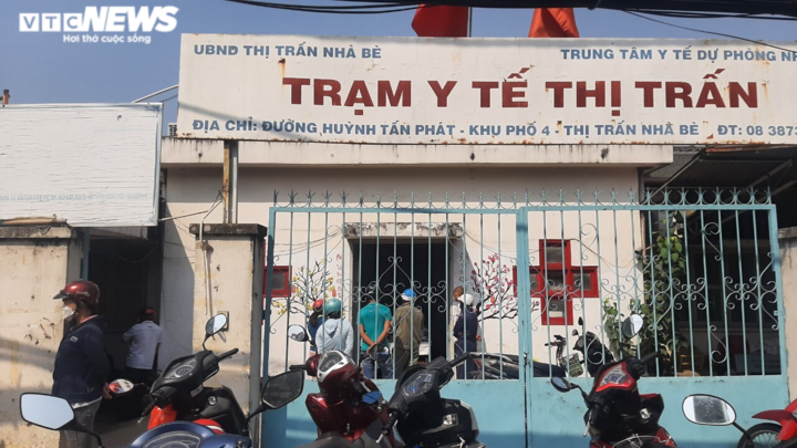 TP.HCM: Người dân chen chúc chờ xác nhận khỏi bệnh, trạm y tế vùng ven quá tải - 3