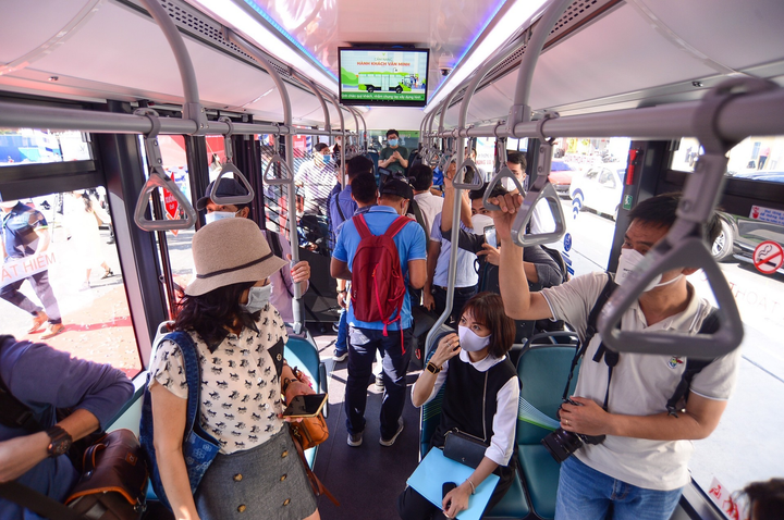 Người dân TP.HCM trải nghiệm VinBus: 'Như đi du lịch giữa lòng thành phố' - 4