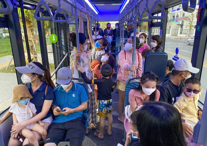 Người dân TP.HCM trải nghiệm VinBus: 'Như đi du lịch giữa lòng thành phố' - 5