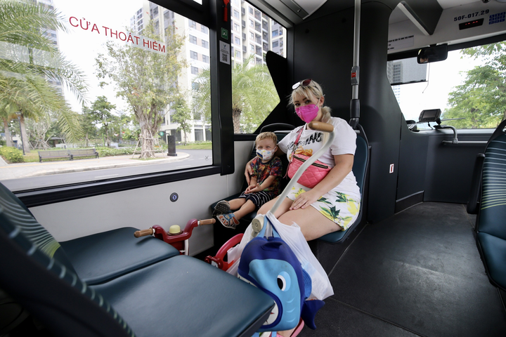 Người dân TP.HCM trải nghiệm VinBus: 'Như đi du lịch giữa lòng thành phố' - 6