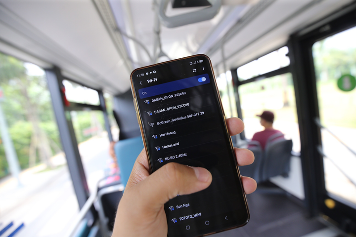 Người dân TP.HCM trải nghiệm VinBus: 'Như đi du lịch giữa lòng thành phố' - 7