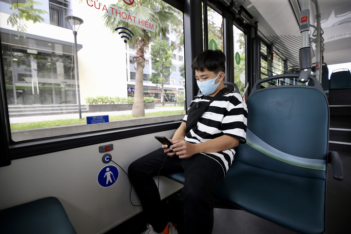 Người dân TP.HCM trải nghiệm VinBus: 'Như đi du lịch giữa lòng thành phố' - 8