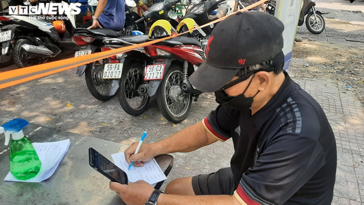 TP.HCM: Người dân chen chúc chờ xác nhận khỏi bệnh, trạm y tế vùng ven quá tải - 4