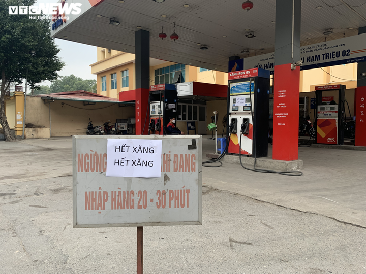 Dân xách thùng, can đi mua trước giờ xăng tăng giá, nhiều nơi báo hết hàng - 6