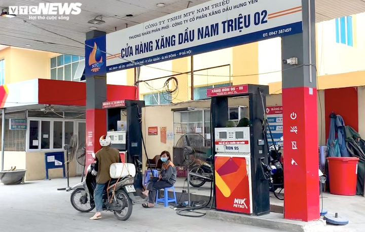 Dân xách thùng, can đi mua trước giờ xăng tăng giá, nhiều nơi báo hết hàng - 5