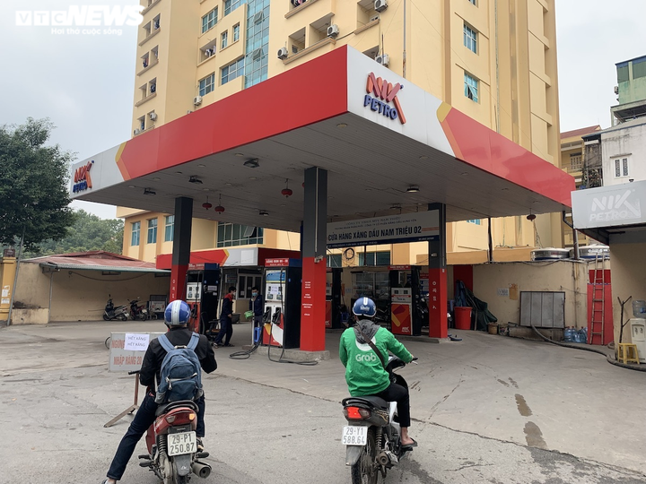 Dân xách thùng, can đi mua trước giờ xăng tăng giá, nhiều nơi báo hết hàng - 7