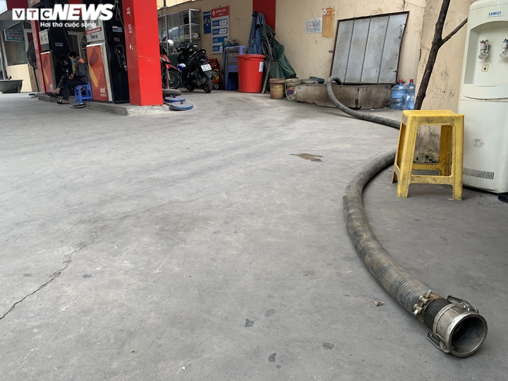 Dân xách thùng, can đi mua trước giờ xăng tăng giá, nhiều nơi báo hết hàng - 9