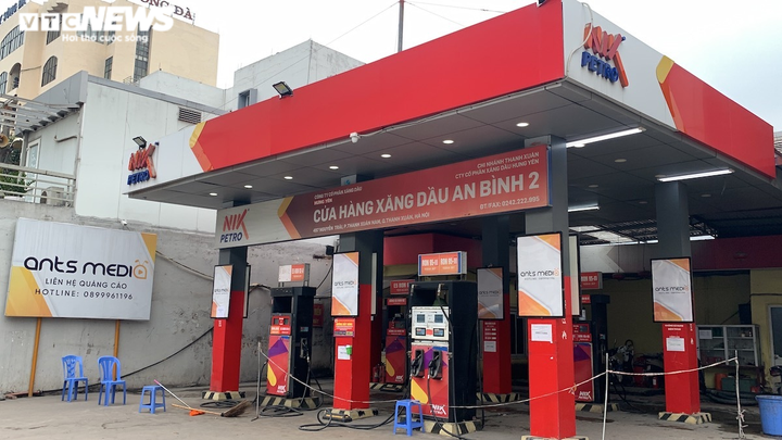 Dân xách thùng, can đi mua trước giờ xăng tăng giá, nhiều nơi báo hết hàng - 14